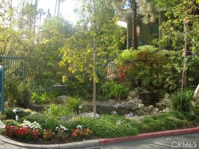 Beautiful turnkey mid-level unit with views of trees, greenery - photo 19