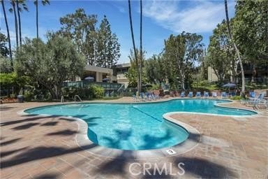 Beautiful turnkey mid-level unit with views of trees, greenery - photo 22
