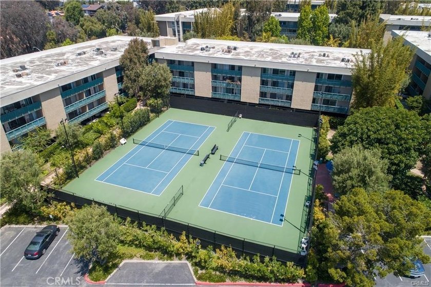 Beautiful turnkey mid-level unit with views of trees, greenery - photo 24