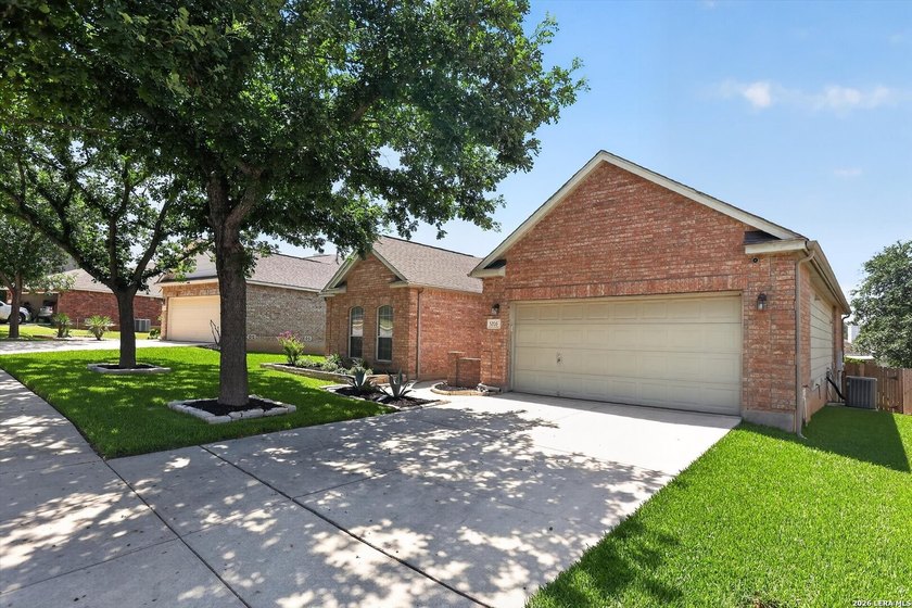 Beautifully maintained single-story home offering 2,400 sq. ft - photo 3