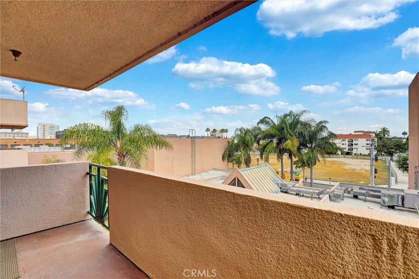 NEW LOW PRICE - NEW LOW PRICE - Spacious bedrooms with walk-in - photo 16