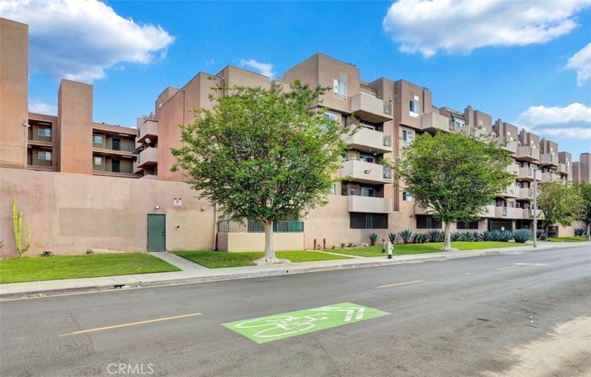 NEW LOW PRICE - NEW LOW PRICE - Spacious bedrooms with walk-in - photo 23
