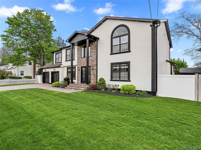 Welcome to the perfect blend of luxury and comfort located in - photo 2