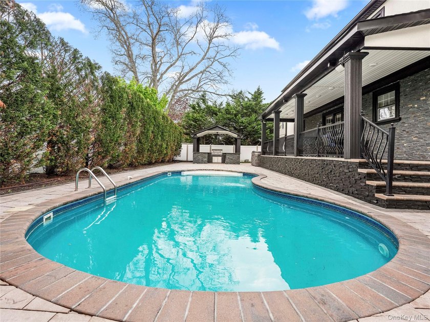 Welcome to the perfect blend of luxury and comfort located in - photo 4