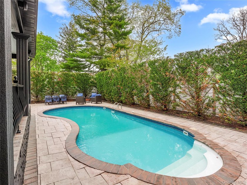 Welcome to the perfect blend of luxury and comfort located in - photo 5