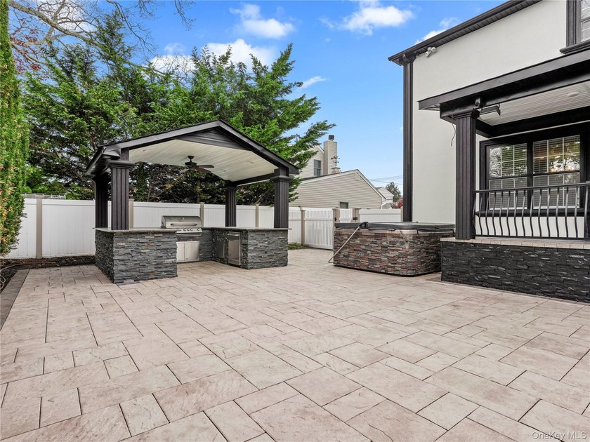Welcome to the perfect blend of luxury and comfort located in - photo 8