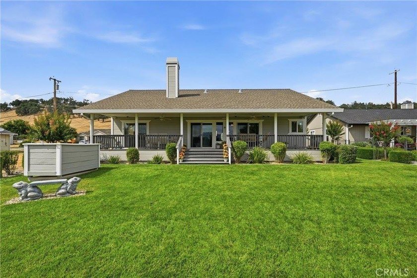 Meticulously maintained and beautifully landscaped, this - photo 2