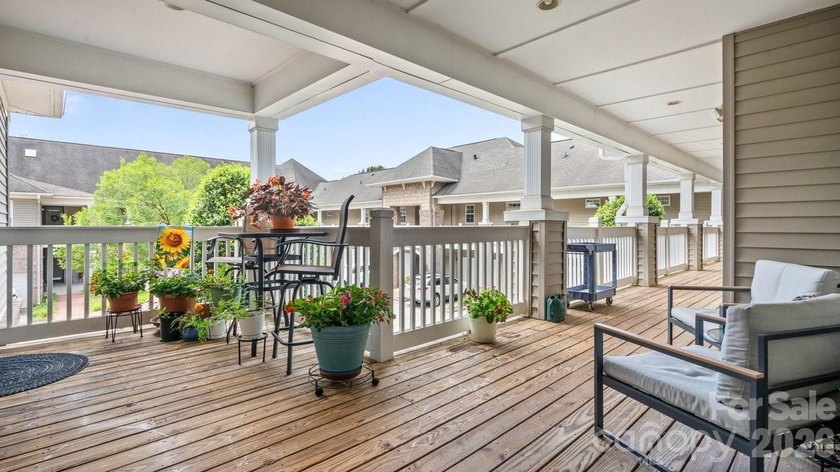 TRANQUIL AND SPACIOUS 2nd Floor END UNIT Condo w ONE CAR GARAGE - photo 6