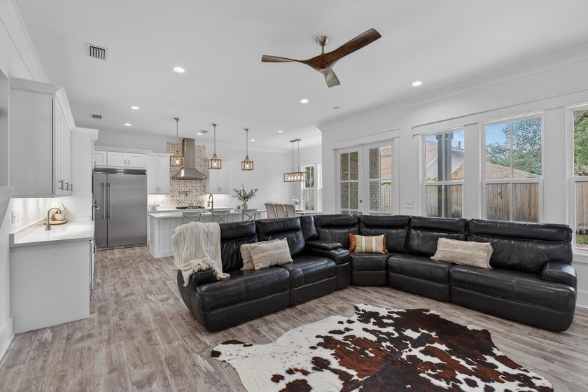 Built in 2021 by renowned local builder Damian Curtis, this 2 - photo 12