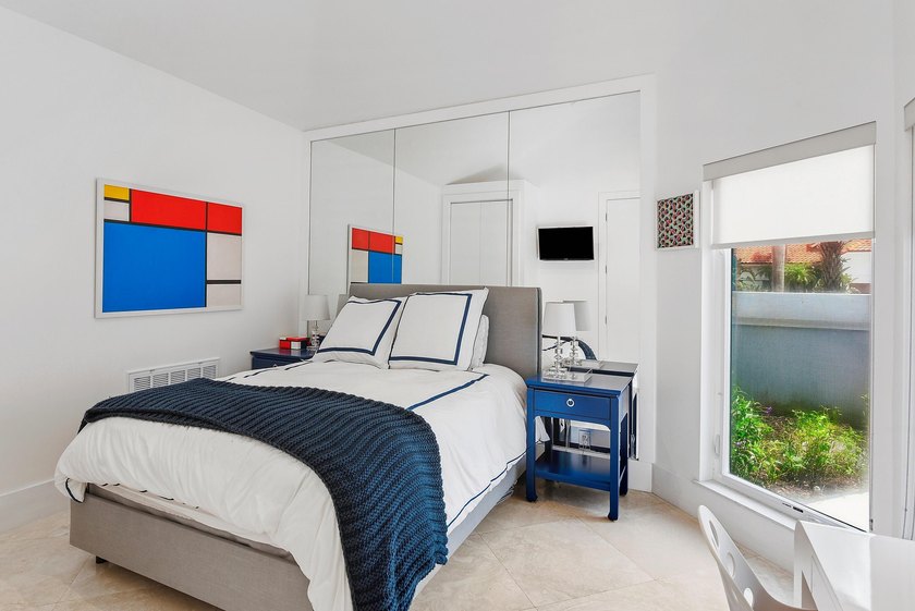 This exceptional and fully renovated one-story 5-bedroom, 5-bath - photo 14