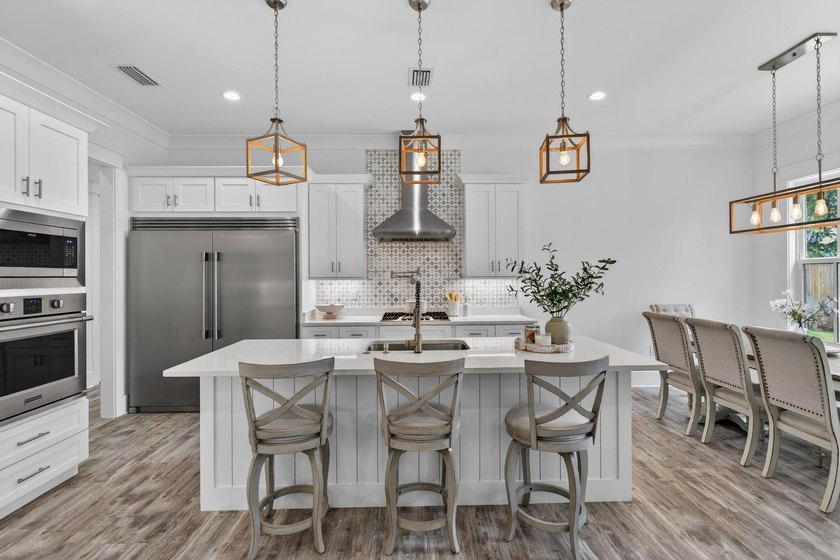 Built in 2021 by renowned local builder Damian Curtis, this 2 - photo 15