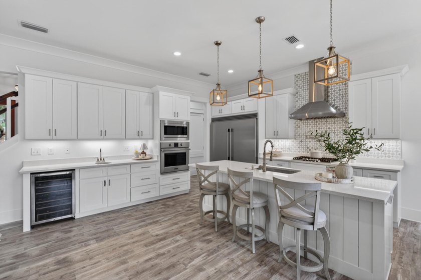 Built in 2021 by renowned local builder Damian Curtis, this 2 - photo 18