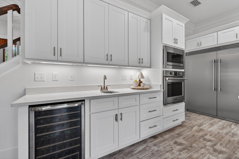 Built in 2021 by renowned local builder Damian Curtis, this 2 - photo 19