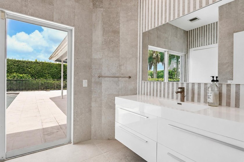 This exceptional and fully renovated one-story 5-bedroom, 5-bath - photo 20