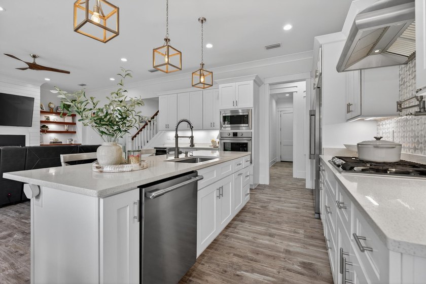 Built in 2021 by renowned local builder Damian Curtis, this 2 - photo 21