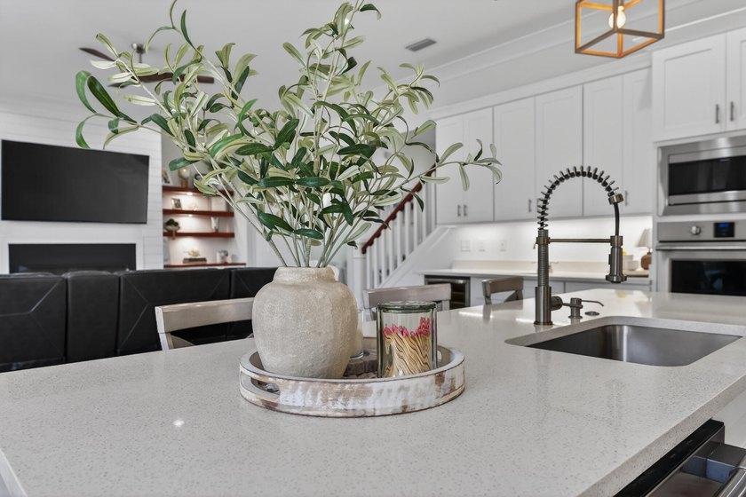 Built in 2021 by renowned local builder Damian Curtis, this 2 - photo 22