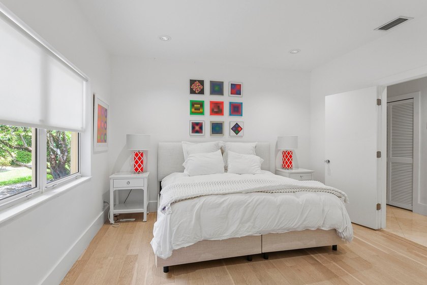 This exceptional and fully renovated one-story 5-bedroom, 5-bath - photo 22