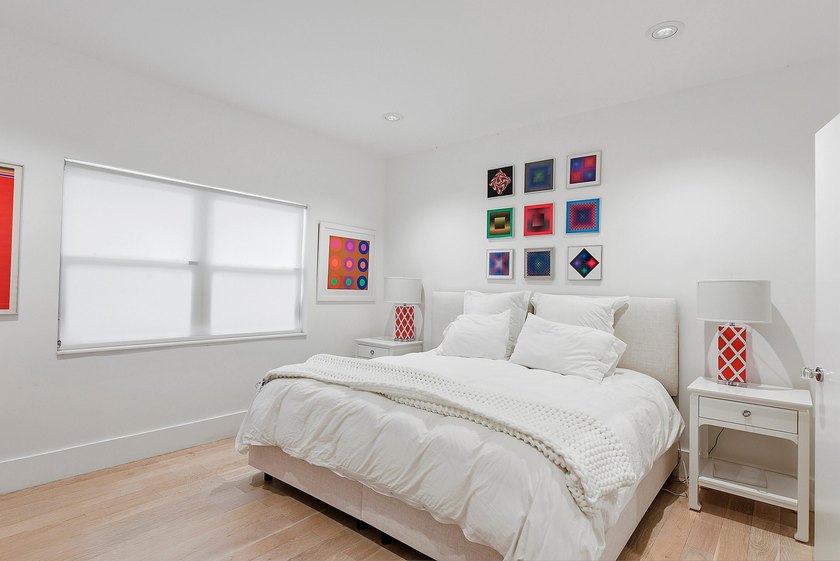 This exceptional and fully renovated one-story 5-bedroom, 5-bath - photo 23