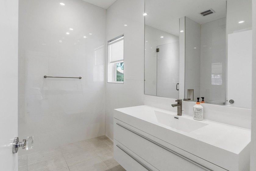 This exceptional and fully renovated one-story 5-bedroom, 5-bath - photo 24
