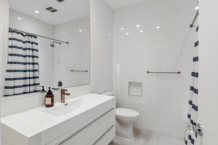 This exceptional and fully renovated one-story 5-bedroom, 5-bath - photo 26