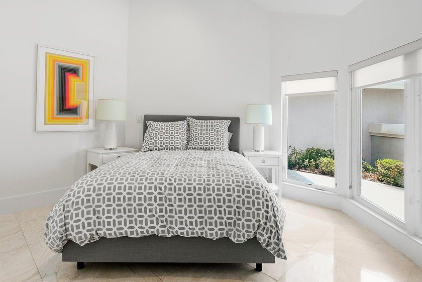 This exceptional and fully renovated one-story 5-bedroom, 5-bath - photo 27