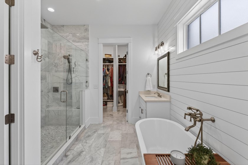 Built in 2021 by renowned local builder Damian Curtis, this 2 - photo 32