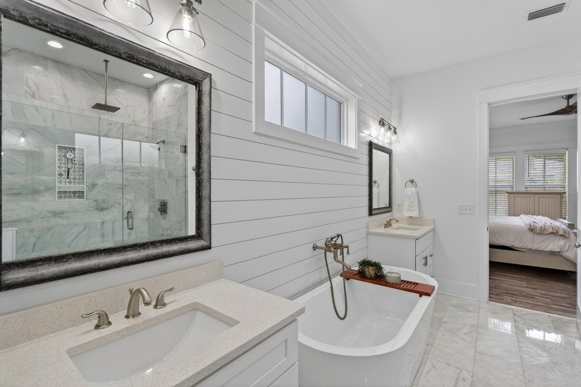 Built in 2021 by renowned local builder Damian Curtis, this 2 - photo 36