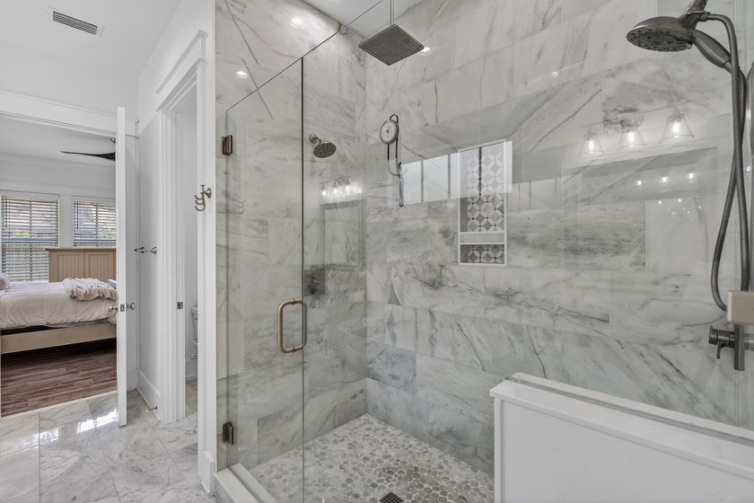 Built in 2021 by renowned local builder Damian Curtis, this 2 - photo 37
