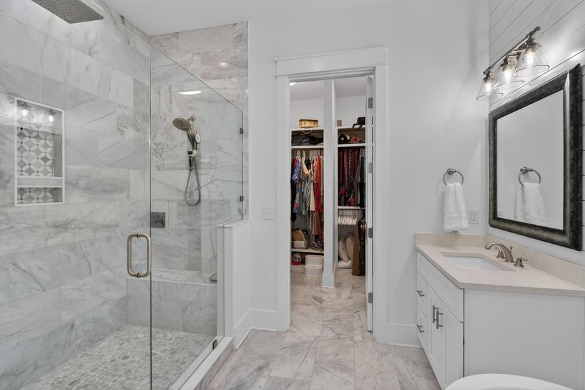 Built in 2021 by renowned local builder Damian Curtis, this 2 - photo 38