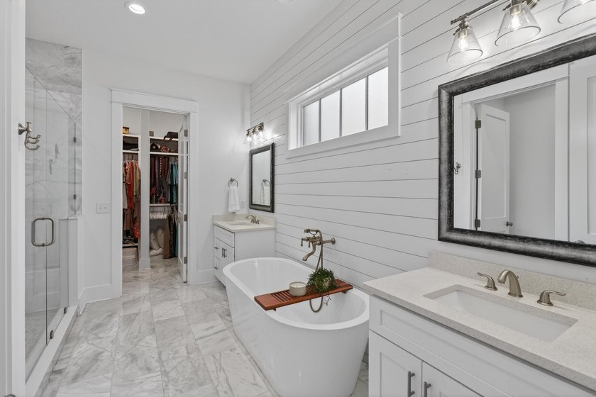 Built in 2021 by renowned local builder Damian Curtis, this 2 - photo 39
