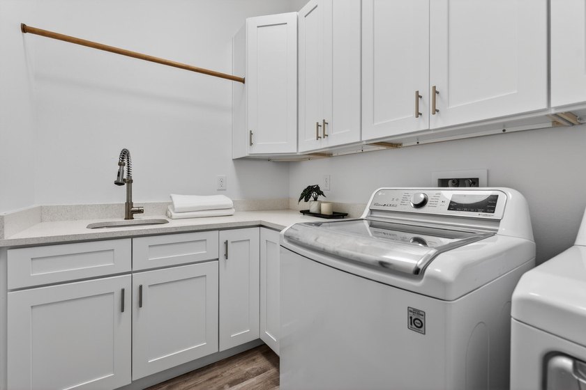 Built in 2021 by renowned local builder Damian Curtis, this 2 - photo 43
