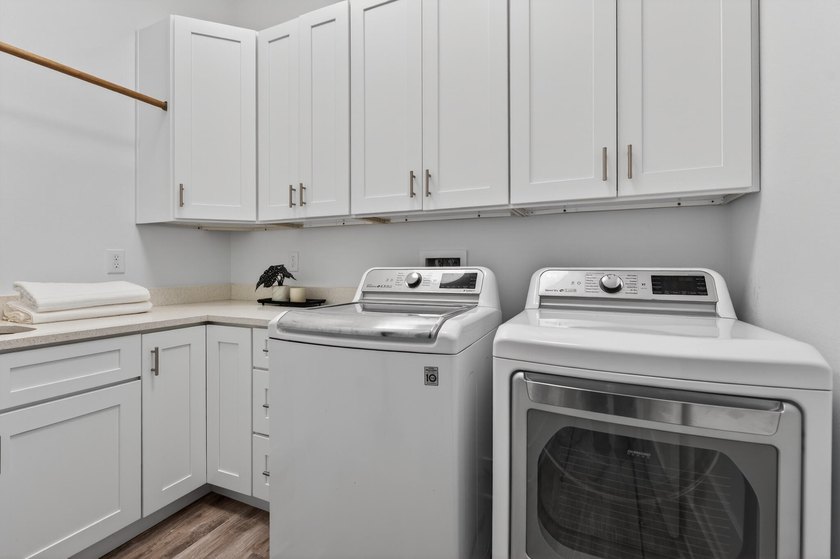 Built in 2021 by renowned local builder Damian Curtis, this 2 - photo 44