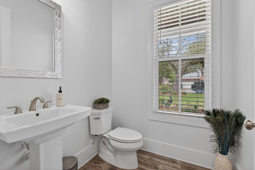 Built in 2021 by renowned local builder Damian Curtis, this 2 - photo 45
