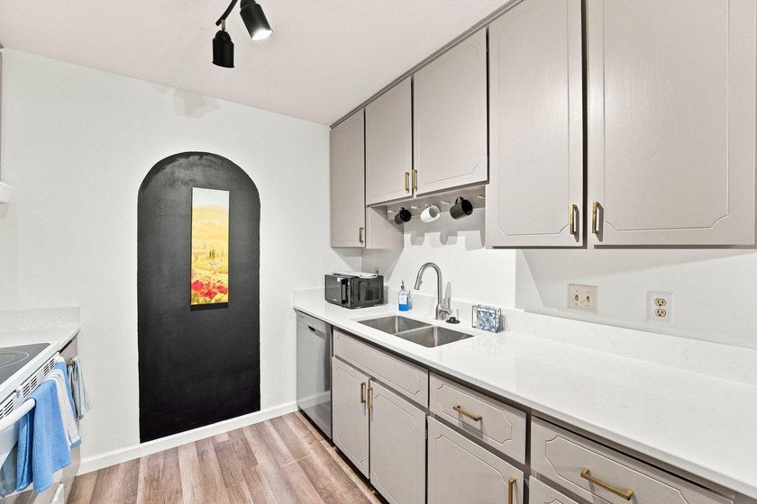 Welcome to this bright and inviting 1-bedroom, 1-bath top-floor - photo 3