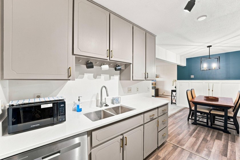 Welcome to this bright and inviting 1-bedroom, 1-bath top-floor - photo 5