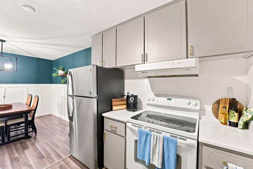 Welcome to this bright and inviting 1-bedroom, 1-bath top-floor - photo 6