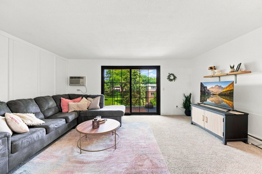 Welcome to this bright and inviting 1-bedroom, 1-bath top-floor - photo 8
