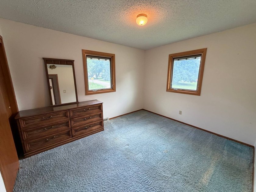 Discover the potential in this well-built 3-bedroom, 1.75-bath - photo 11