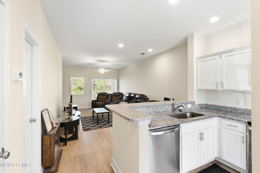 Practically brand-new and lightly lived-in 2 bedroom, 2.5 bath - photo 4