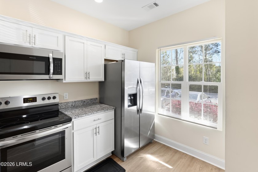 Practically brand-new and lightly lived-in 2 bedroom, 2.5 bath - photo 6
