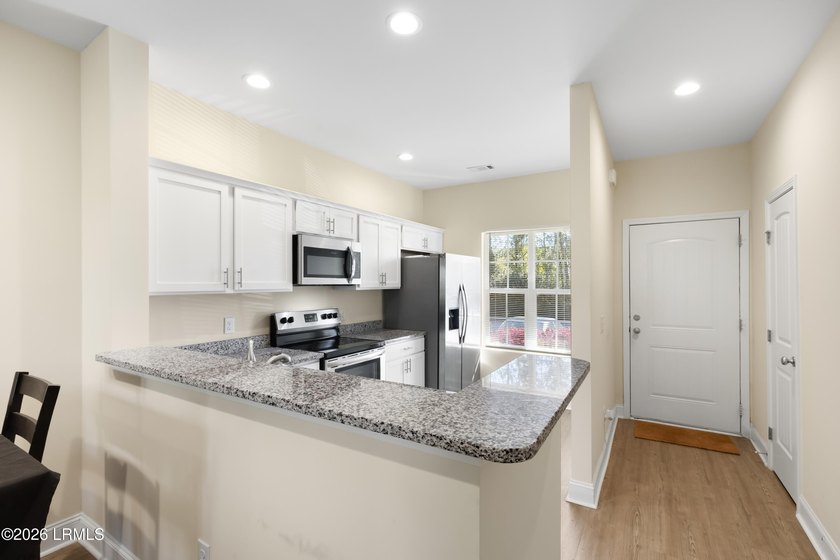 Practically brand-new and lightly lived-in 2 bedroom, 2.5 bath - photo 8