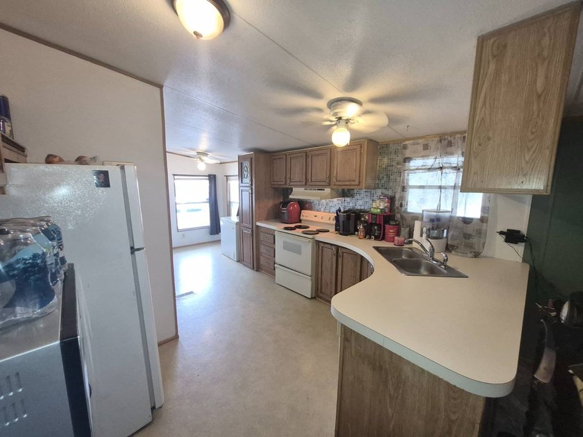1991 FTWD Double-Wide - 3 Bedrooms, 2 Bathrooms Welcome to this - photo 8