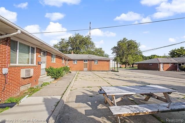 8 unit apartment building, 2 separate buildings with 4 (one) - photo 16