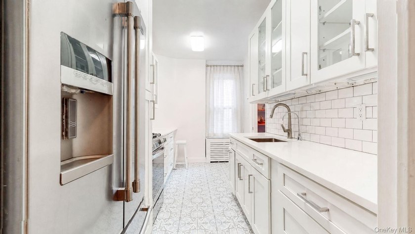 Prime location in the heart of Forest Hills-this move-in ready - photo 4