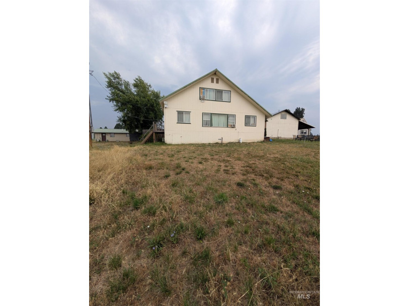 Excellent investment opportunity on 3.6 private acres tucked off - photo 2