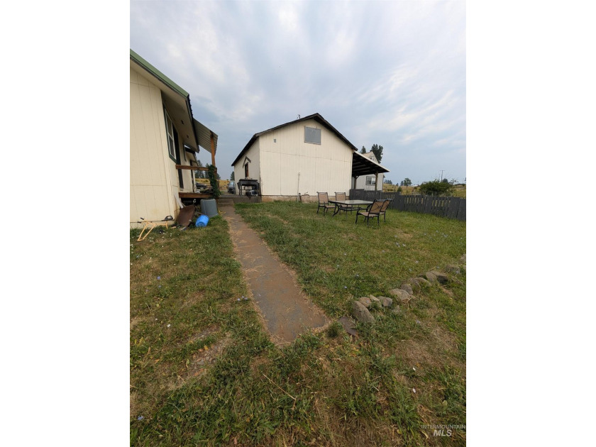 Excellent investment opportunity on 3.6 private acres tucked off - photo 3