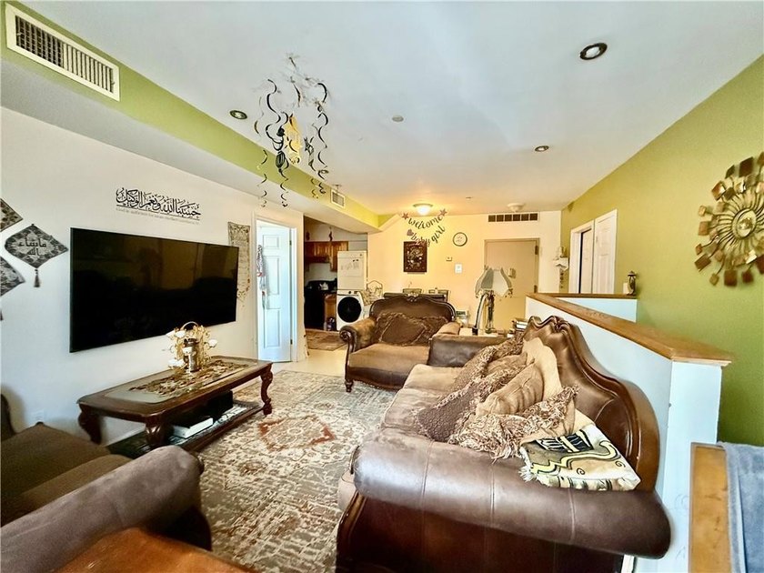 Welcome to this beautiful 3-bedroom duplex apartment, which - photo 7