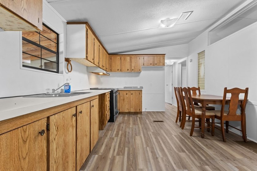 **BEST PRICED DEEP-WATER HOME IN STEINHATCHEE** Escape to the - photo 12