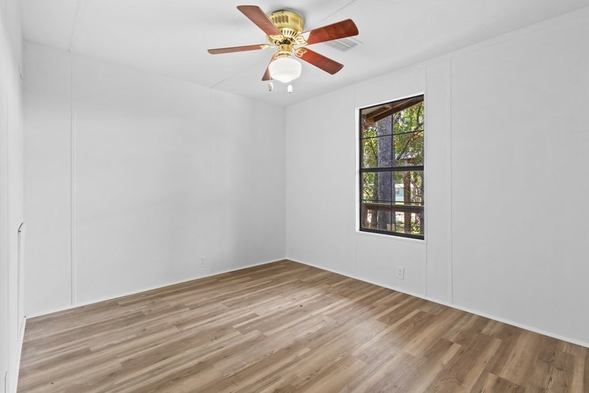 **BEST PRICED DEEP-WATER HOME IN STEINHATCHEE** Escape to the - photo 18