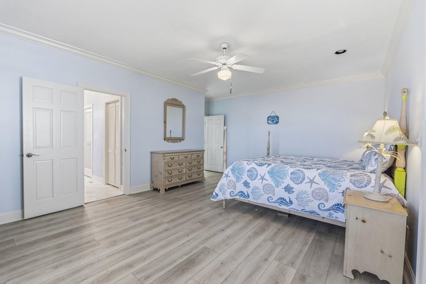 Oceanfront, five-bedroom, six-bathroom, fully remodeled raised - photo 28